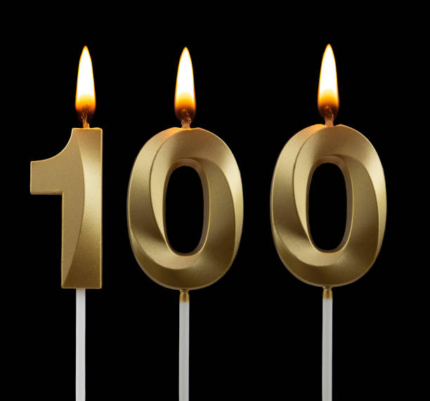 검은 배경에 생일 황금 촛불, 번호 100 - candle heat gold burning 뉴스 사진 이미지