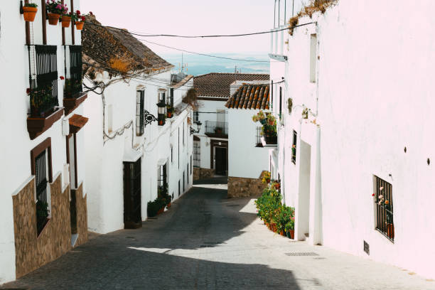 メディナ・シドニアスペイン南部のスペインの村 - street tower town andalusia ストックフォトと画像