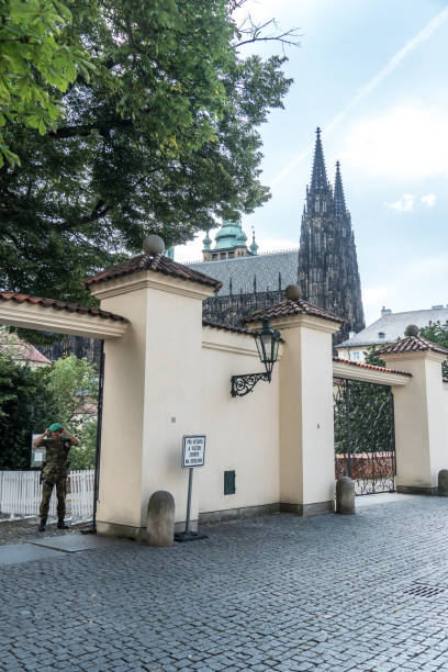 castello di praga e guglie della cattedrale di san vito - battledress foto e immagini stock