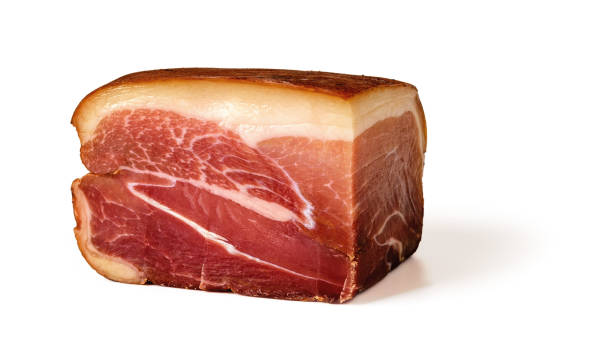 maiale affumicato freddo isolato su sfondo bianco. salumi affumicati a bassa temperatura. pezzo rettangolare di prosciutto di maiale disossato. prelibatezza tradizionale di carne. - dry cured ham foto e immagini stock