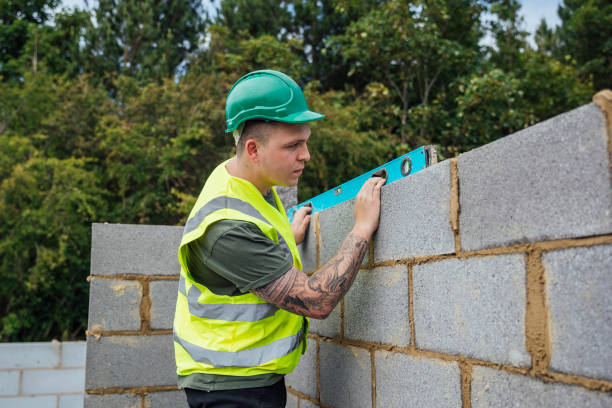 checking level measurements - brick cement bricklayer construction imagens e fotografias de stock