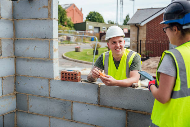 catching up on site - female construction telephone building contractor imagens e fotografias de stock