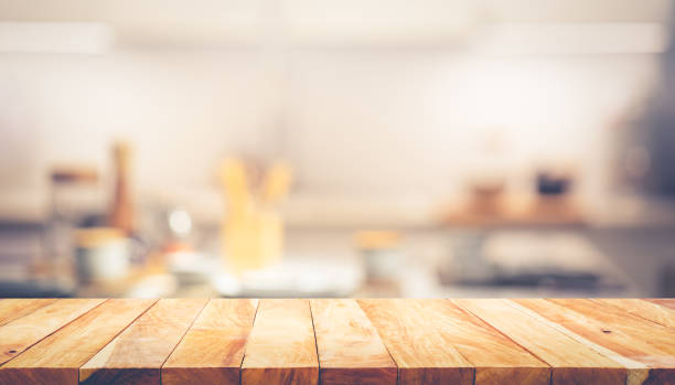 tablero de mesa de textura de madera (barra de contador) con café borroso, fondo de cocina - kitchen fotografías e imágenes de stock