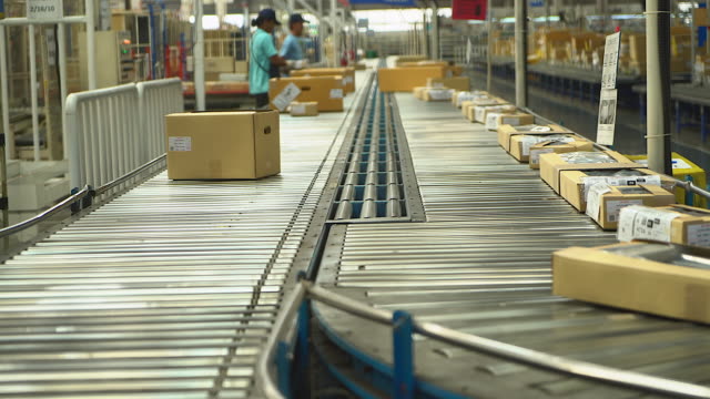 Cartons are being conveyed on a conveyor belt in the industry, applicable to jobs involving online shopping or automation that reduce manual labor. And replaced by machines