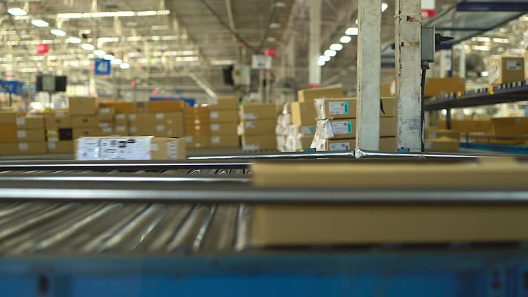 Cartons are being conveyed on a conveyor belt in the industry, applicable to jobs involving online shopping or automation that reduce manual labor. And replaced by machines