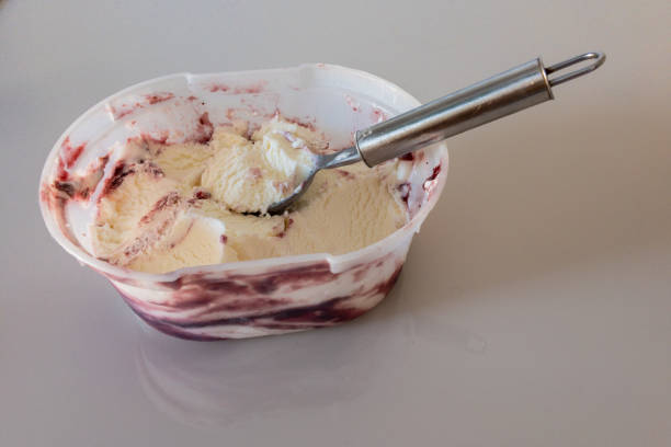 helado de fresa con vainilla en tarro y cuchara - yogurt yogurt container strawberry spoon fotografías e imágenes de stock