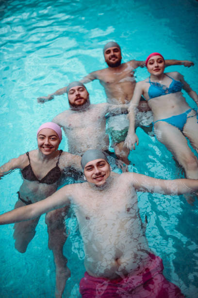 natación de espalda por amigos lindos en casa piscina - sports venue luxury love enjoyment fotografías e imágenes de stock
