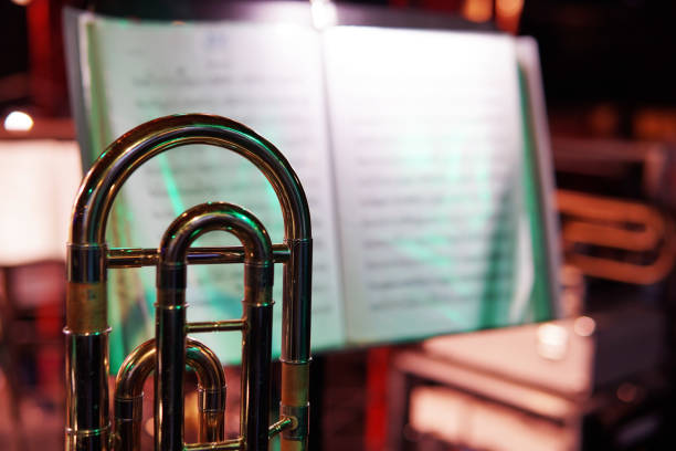 blechblasinstrument aus nächster nähe - close up musical instrument saxophone jazz stock-fotos und bilder