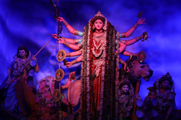 deusa hindu durga durante as celebrações de durga puja. - shiva hindu god statue dancing - fotografias e filmes do acervo