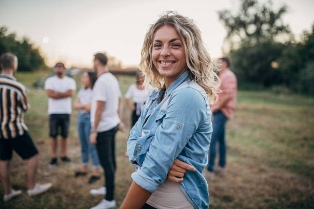 portrait of beautiful woman volunteer outdoors - projeto social imagens e fotografias de stock