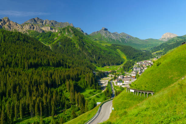 mountain landscape along the road to campolongo pass, dolomites - cordevole valley imagens e fotografias de stock