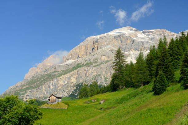 mountain landscape along the road to campolongo pass, dolomites - cordevole valley imagens e fotografias de stock