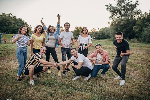 Foto de grupo de jóvenes voluntarios felices al aire libre photo