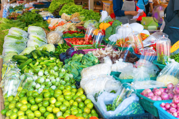 mercado de alimentos com barraca de frutas e hortaliças - asparagus vegetable market basket - fotografias e filmes do acervo