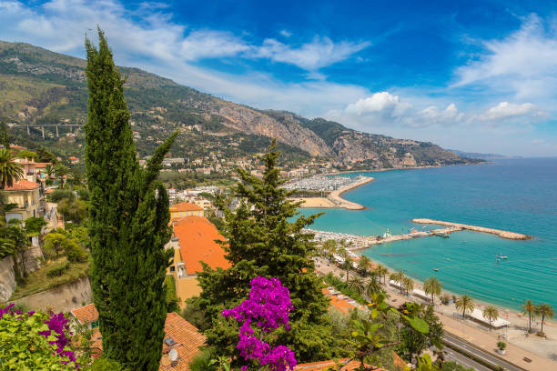 panoramiczny widok na menton, francja - aerial view cityscape menton beach zdjęcia i obrazy z banku zdjęć