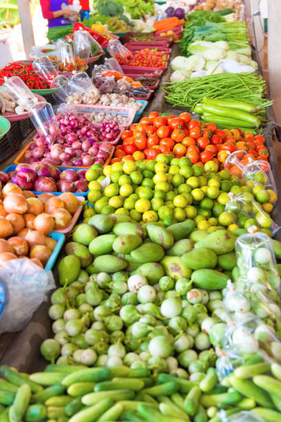 mercado de alimentos com barraca de frutas e hortaliças - asparagus vegetable market basket - fotografias e filmes do acervo