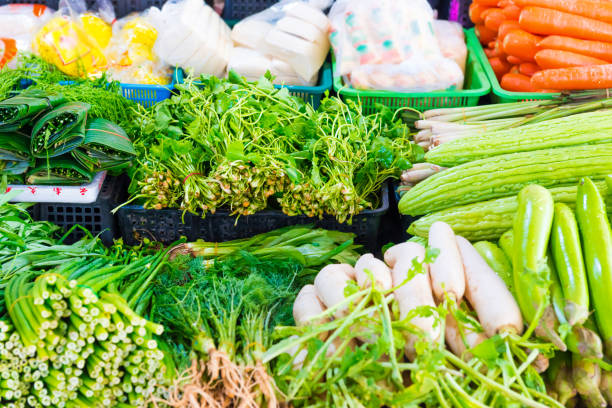 mercado de alimentos com barraca de frutas e hortaliças - asparagus vegetable market basket - fotografias e filmes do acervo