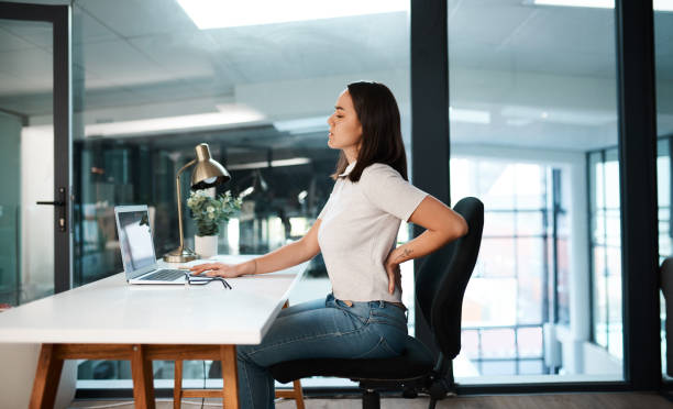 lavorare alla scrivania tutto il giorno non è affatto buono - scomodo foto e immagini stock