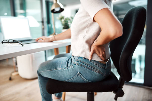 앉아있는 동안 나쁜 자세는 허리 통증에 기여할 수 있습니다. - back rear view backache posture 뉴스 사진 이미지