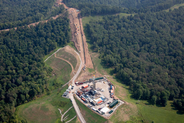 pozzo di gas naturale - marcellus shale foto e immagini stock