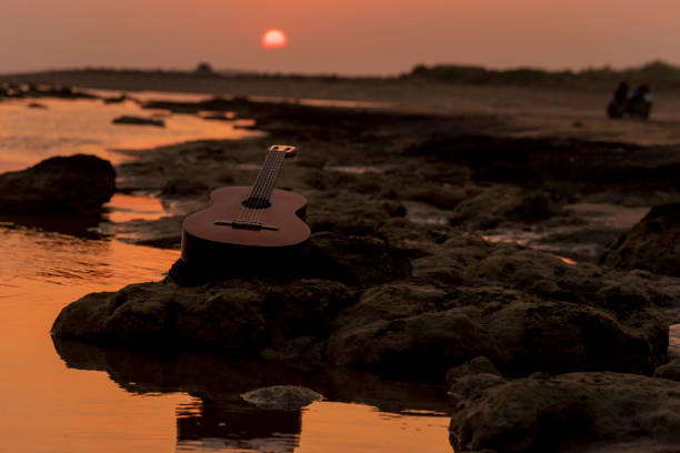 Gün batımında sahilde gitar, Arka plan