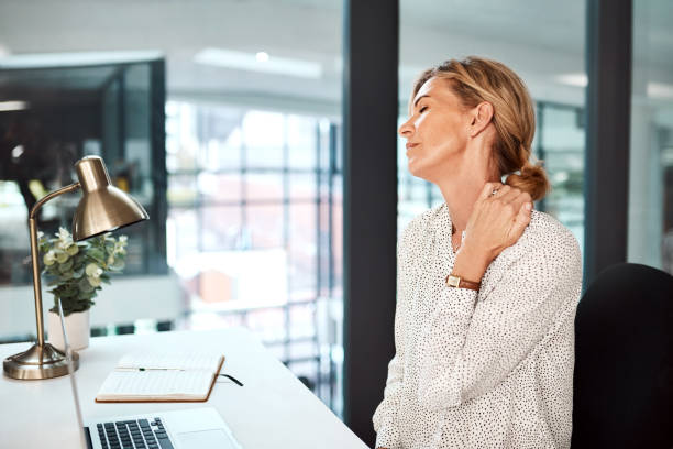 è troppo scomodo lavorare così - self massage foto e immagini stock