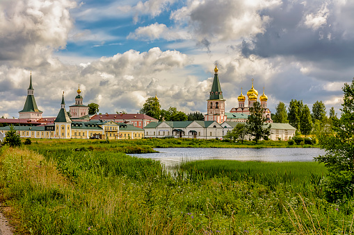 Valdai Iversky Bogoroditsky Svyatoozersky Monastery es un monasterio ortodoxo en la isla Selvitsky del lago Valdai en la región de Novgorod.  Construido por iniciativa del Patriarca Nikon. photo