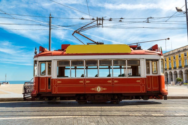 tranvía vintage en lisboa - cable car lisbon portugal portugal old fotografías e imágenes de stock