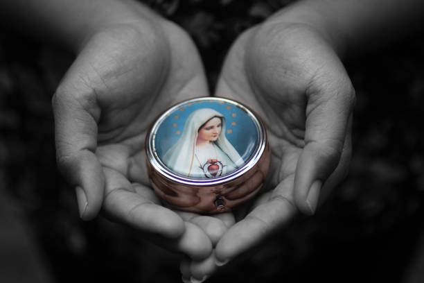 verticale de mère vierge marie dans la main en noir et blanc. - spirituality hand on heart meditating women photos et images de collection