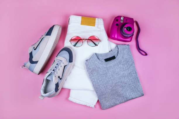 sommermode flatlay mit weißer jeans - t shirt shirt pink blank stock-fotos und bilder