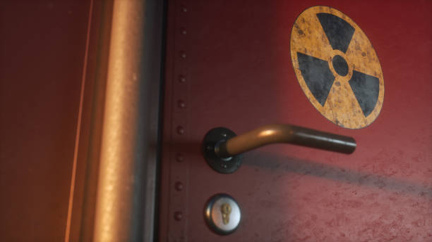 komorowe metalowe drzwi oznaczone znakiem ostrzegawczym promieniowania, ikoną radioaktywnej przestrogi, symbolem odpadów - toxic waste radiation protection suit chemical protective suit zdjęcia i obrazy z banku zdjęć