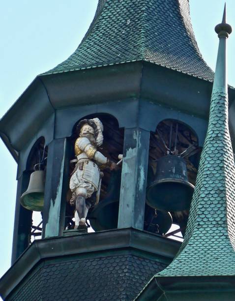 スイスのフリブールの中世のセクションで古代の時計塔の姿と鐘のクローズアップ - clock switzerland swiss culture fribourg canton ストックフォトと画像