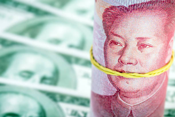 rotolo di yen cinese di 100 yen o renminbi, con la bocca di mao tse dong chiusa, sfondo sfocato. concetto di crisi in cina e nell'economia - 100 yuan note foto e immagini stock