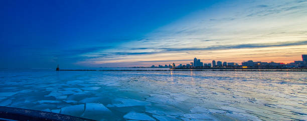 istock Sunset view of Chicago Skyline in Winter 1273219800