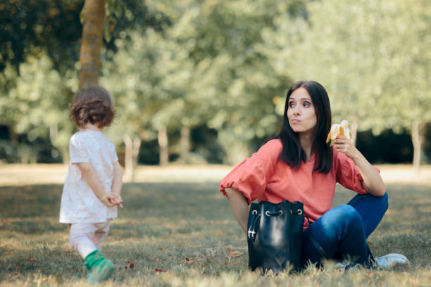 aktives kleinkind refusing mahlzeit und läuft weg von mama - eating obsessive child toddler stock-fotos und bilder