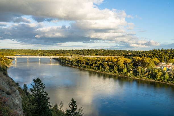 vale do rio saskatchewan norte, edmonton, alberta, canadá - north saskatchewan river - fotografias e filmes do acervo