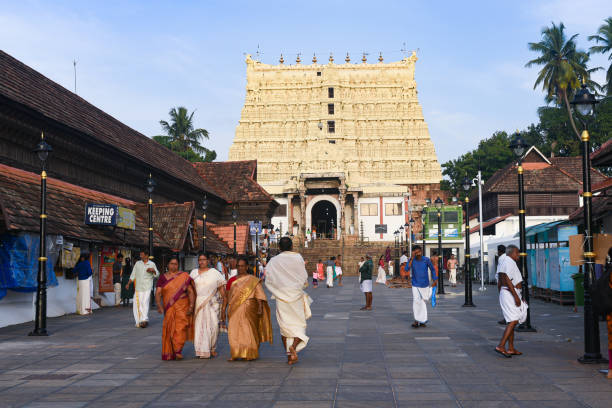 sree padmanabhaswamy tempel, thiruvananthapuram kerala indien - devotee stock-fotos und bilder