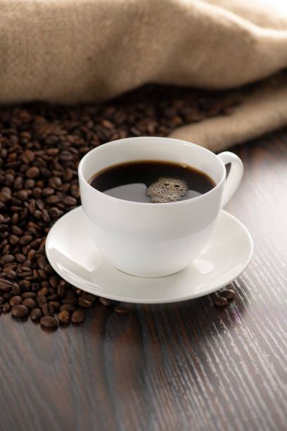 구운 커피 콩의 배경에 대한 컵에 커피 - coffee bean cafe burlap sack burlap 뉴스 사진 이미지