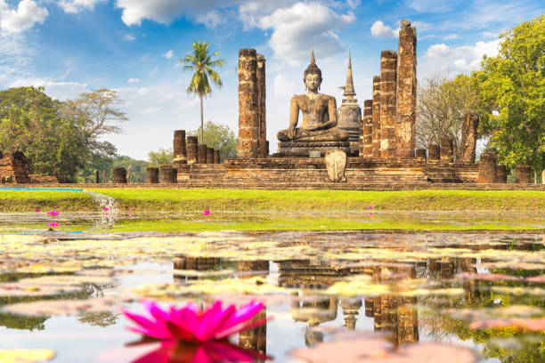 sukhothai tarihi parkı - sukhothai stok fotoğraflar ve resimler