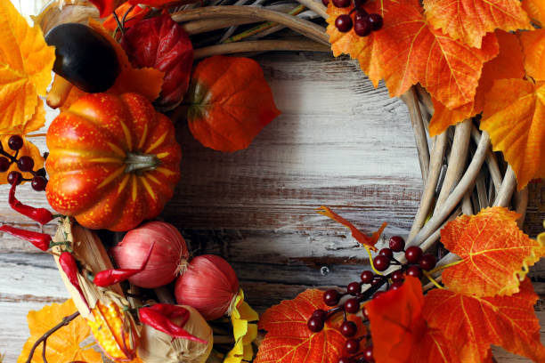 ハロウィーンに敬意を表して、葉とカボチャとの装飾的な花輪、秋のテーマ。 - color image thanksgiving photography harvest festival ストックフォトと画像