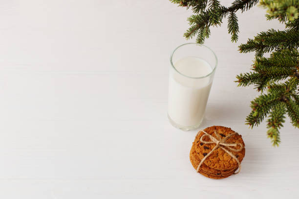 lait et biscuits pour le père noël sous l’arbre de noël. concept, copier l’espace. - cookie christmas shortbread christmas tree photos et images de collection