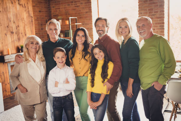 Photo of full family gathering eight people two small kids embrace, cuddle long awaited relatives autumn season november traditional dinner generation in home evening living room indoors foto de la familia completa que reúne a ocho personas dos niños pequeños abrazan a los parientes largamente esperados temporada de otoño de noviembre generación de la cena tradicional en la sala de estar de la noche a casa en el interior