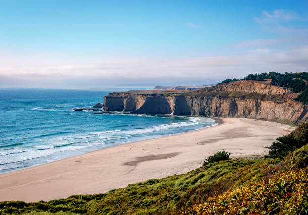 vista de la costa californiana. half moon bay, condado de san mateo, ca. verano 2015. - california coastline fotografías e imágenes de stock