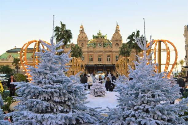 몬테 카를로, 모나코의 크리스마스 트리와 장식 - fake snow santa claus christmas christmas decoration 뉴스 사진 이미지