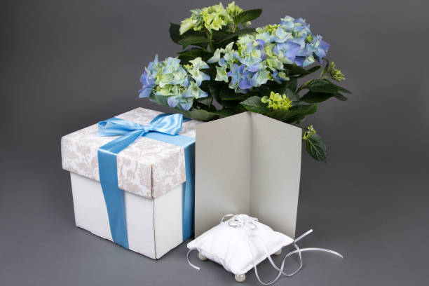 tarjeta de regalo en blanco, ramo de flores de hortensia, caja de regalo y anillos de boda sobre gris - table wedding flower bow fotografías e imágenes de stock