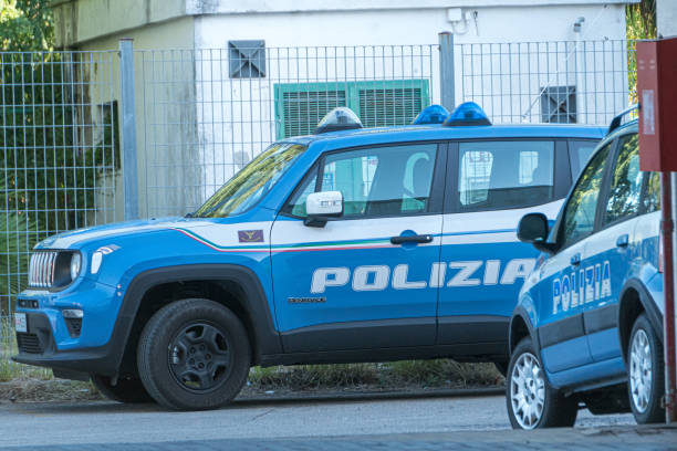 italienische polizei jeep renegade - editorial sports utility vehicle car jeep stock-fotos und bilder