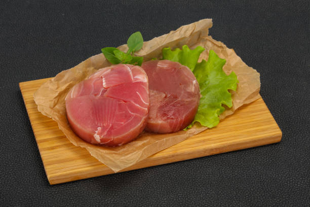 filete redondo de atún crudo para parrilla - tuna tuna steak raw freshness fotografías e imágenes de stock