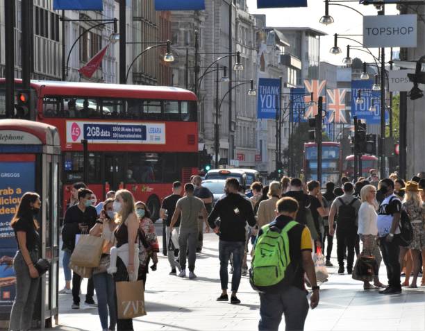 folla di persone in oxford street, londra, regno unito - marylebone foto e immagini stock