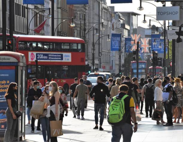 영국 런던 옥스퍼드 스트리트에 있는 사람들의 군중 - crowd store europe city street 뉴스 사진 이미지