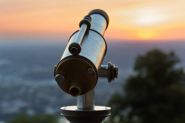 télescope de pièce de monnaie à un point de vue au coucher du soleil - vanishing point photos et images de collection